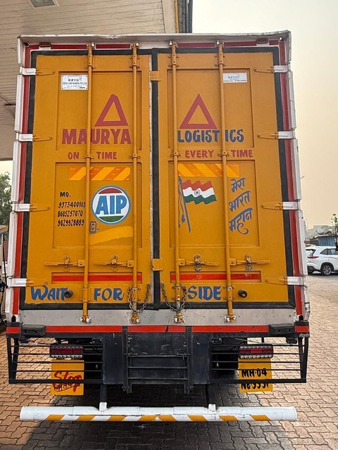 Multiple independent locks fitted to a reefer container door